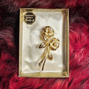 🛑 Vintage Brookcraft Gold Tone Floral Brooch Pin with Pearl Accents in Box